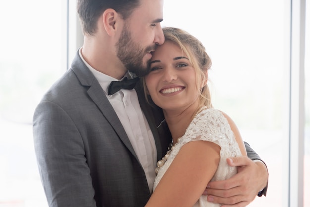 Brautbräutigam im Hochzeitskleid in der Hochzeitszeremonie.