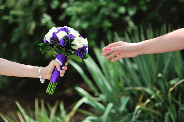 Brautgriff-Hochzeitsblumenstrauß mit den weißen und lila Rosen