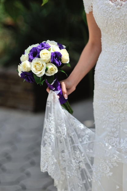 Brautgriff-Hochzeitsblumenstrauß mit den weißen und lila Rosen