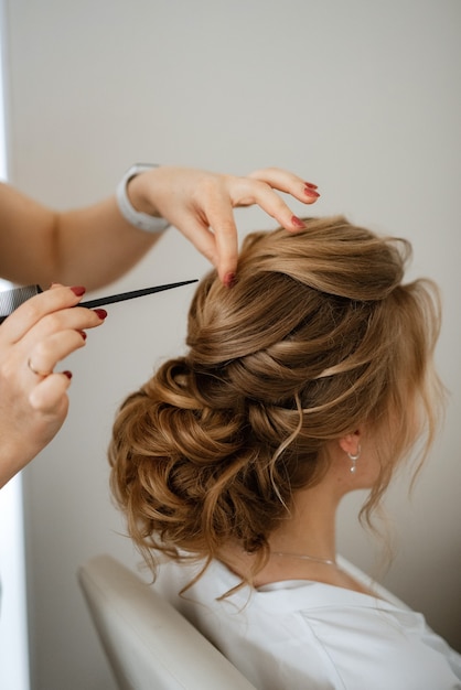 Brauthaar zurück, verdrehte Locken mit Blumen