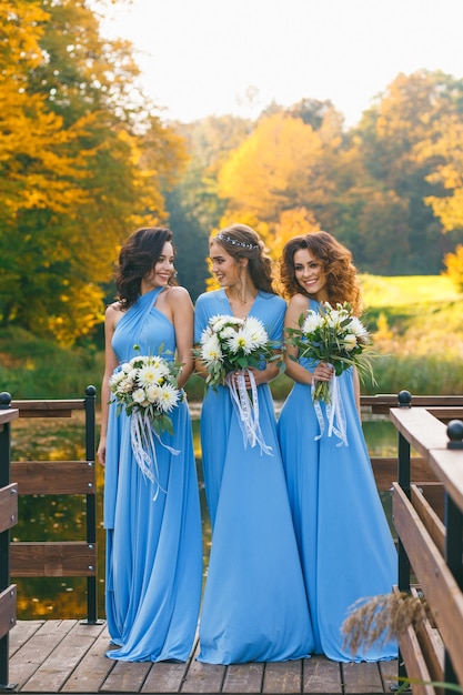 Brautjungfern im Park am Hochzeitstag