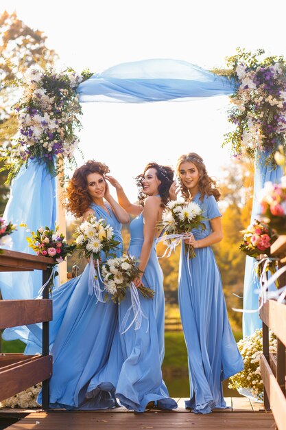 Brautjungfern im Park am Hochzeitstag