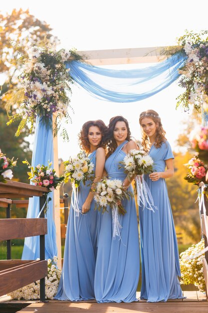 Brautjungfern im Park am Hochzeitstag