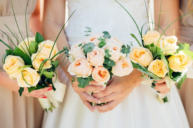Brautjungfernkleider halten Blumensträuße im rustikalen Stil