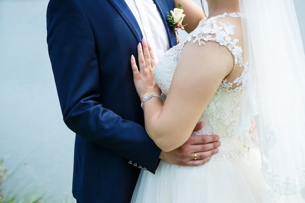 Brautkuscheln mit Bräutigam am Hochzeitstag