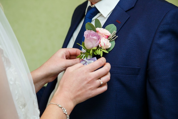 Brautkuscheln mit Bräutigam am Hochzeitstag