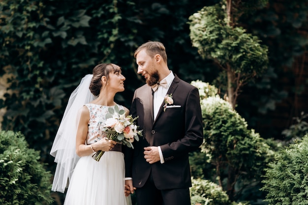 Brautpaar. Braut und Bräutigam Porträt. Fröhliches Brautpaar Brautpaar und Brautpaar bei einer Hochzeit im grünen Wald der Natur