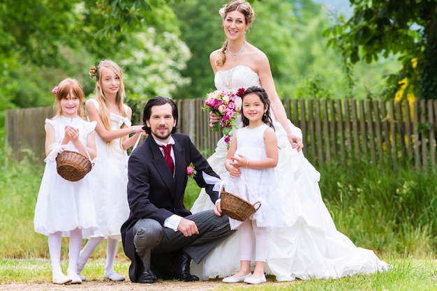 Brautpaare an der Hochzeit mit Brautjungfernkindern