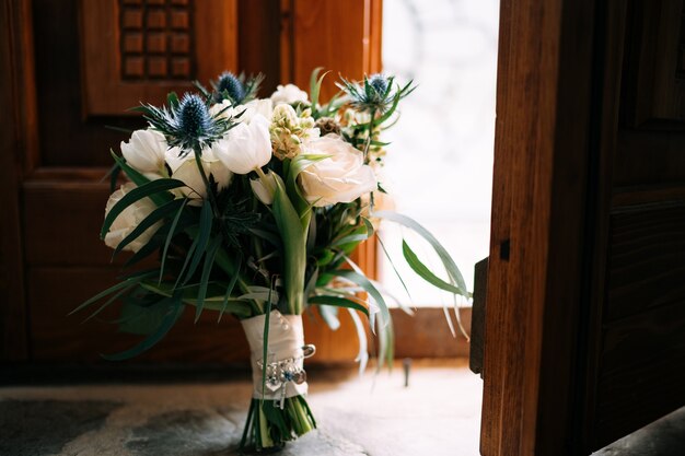 Brautstrauß aus rosa und weißen Rosen Tulpen Äste von Eukalyptusbaum Eryngium scabiosa und