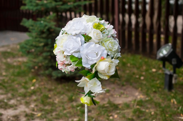 Brautstrauß aus weißen Rosen