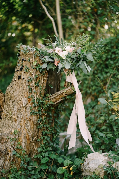 Brautstrauß aus weißen und rosa Rosen Eustoma Zweige von Eukalyptusbaum und Buchsbaum Astilbe und