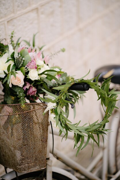 Foto brautstrauß aus weißen und rosa rosen protea eukalyptus äste veronica und pfingstrosen auf dem