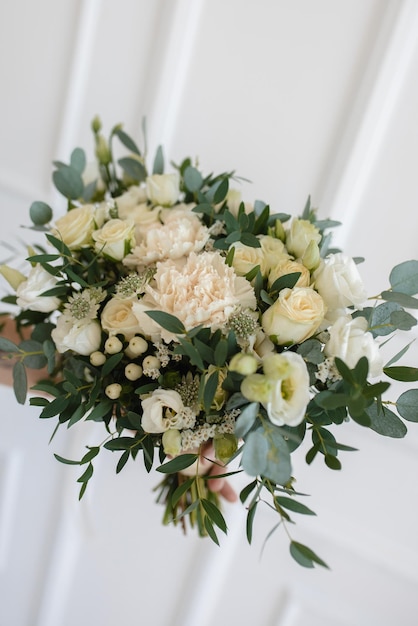 Brautstrauß in Weißtönen für die Hochzeit Eukalyptusrose Eustoma dianthus