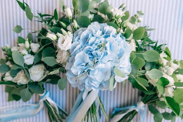 Brautstrauß mit weißen Rosen und blauer Hortensie Zarter luftiger Strauß für eine Hochzeit