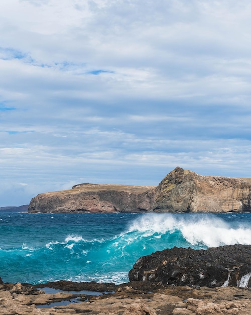 Braves olas rompiendo en la costa