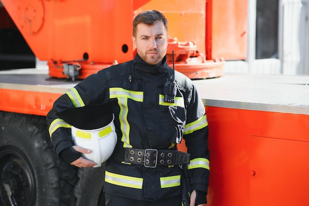 Bravo jovem bombeiro vestindo uniforme de proteção