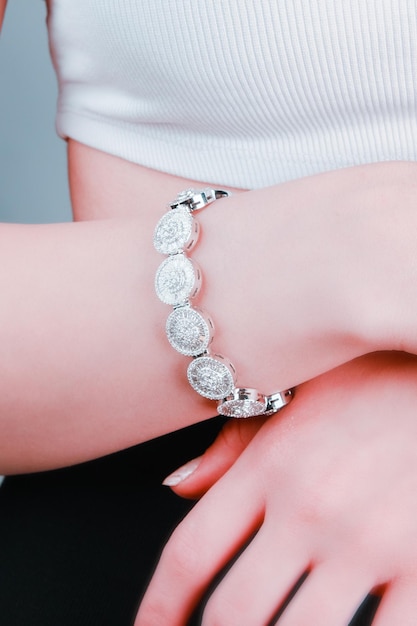 Un brazalete con diamantes en él