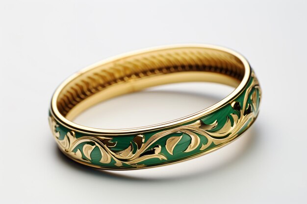 un brazalete dorado y verde con un diseño de hoja