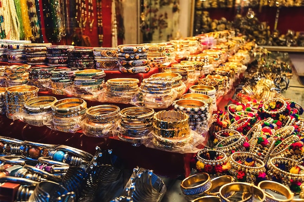 Brazaletes y pulseras indios tradicionales en el mercado