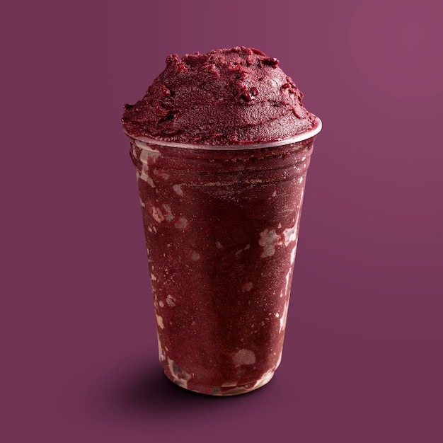 Brazilian Frozen Açaí Berry Sorvete Smoothie em copo plástico. No fundo roxo. Vista frontal para menu e mídias sociais