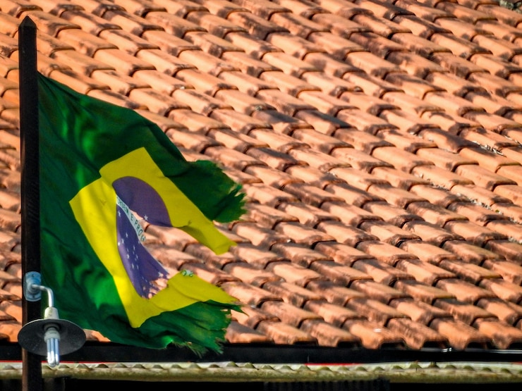 Foto brazilianische flagge gegen das dach zerrissen