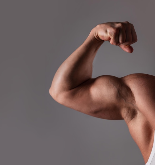 El brazo atlético masculino muestra fuerza y músculo bíceps Fuerza Salud Entrenamiento y dieta