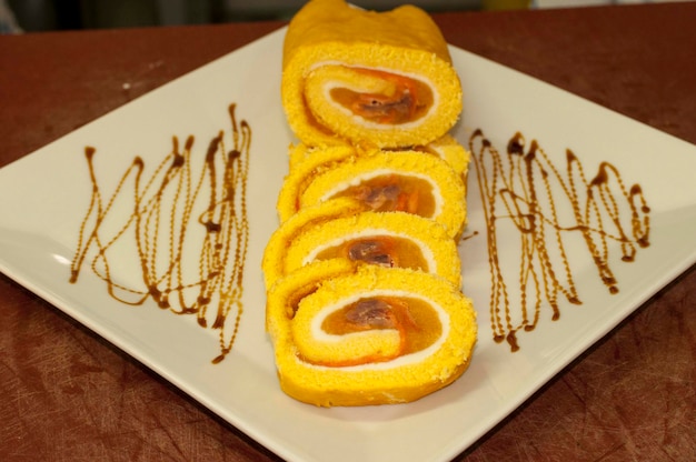 Brazo de gitano, ein typisches Schweizer Brötchen gefüllt mit Gebäckcreme.