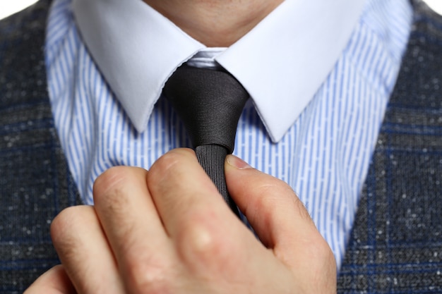 Foto brazo masculino en traje azul conjunto corbata closeup