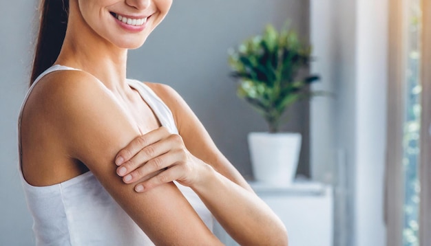 Foto el brazo de una mujer caucásica enfatiza la piel limpia y saludable durante una rutina de cuidado de belleza en el interior