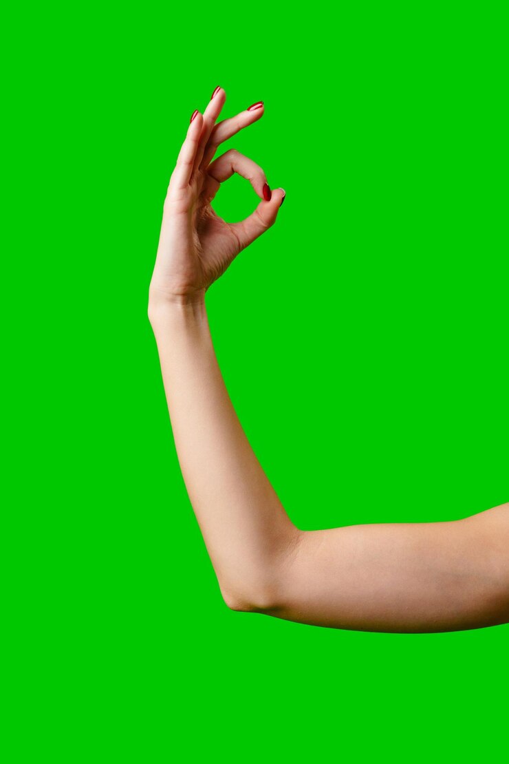 Foto el brazo de la mujer se levanta en el aire.