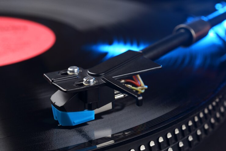 Foto brazo de reproductor de vinilo con reproducción de larga duración o primer plano de registro lp.