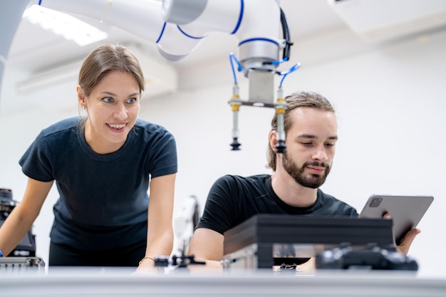 Brazo robótico de alta tecnología con una unidad de procesamiento de computadora de inteligencia artificial en su