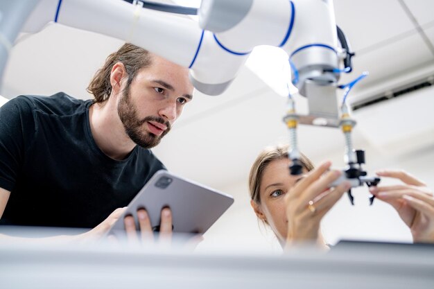 Brazo robótico de alta tecnología con una unidad de procesamiento de computadora de inteligencia artificial en su