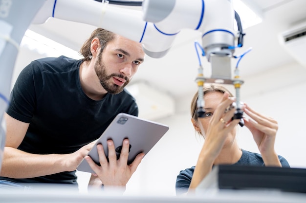 Brazo robótico de alta tecnología con una unidad de procesamiento de computadora de inteligencia artificial en su