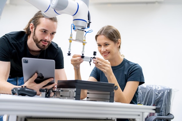 Brazo robótico de alta tecnología con una unidad de procesamiento de computadora de inteligencia artificial en su