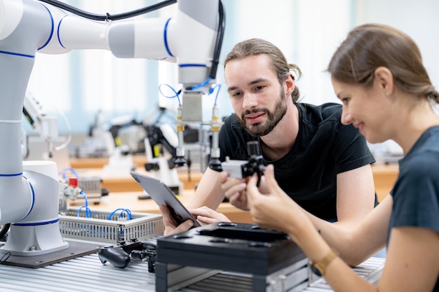 Brazo robótico de alta tecnología con una unidad de procesamiento de computadora de inteligencia artificial en su