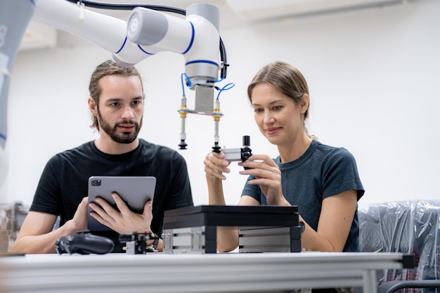 Brazo robótico de alta tecnología con una unidad de procesamiento de computadora de inteligencia artificial en su