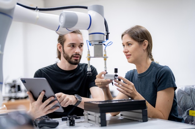 Brazo robótico de alta tecnología con una unidad de procesamiento de computadora de inteligencia artificial en su