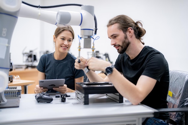 Brazo robótico de alta tecnología con una unidad de procesamiento de computadora de inteligencia artificial en su