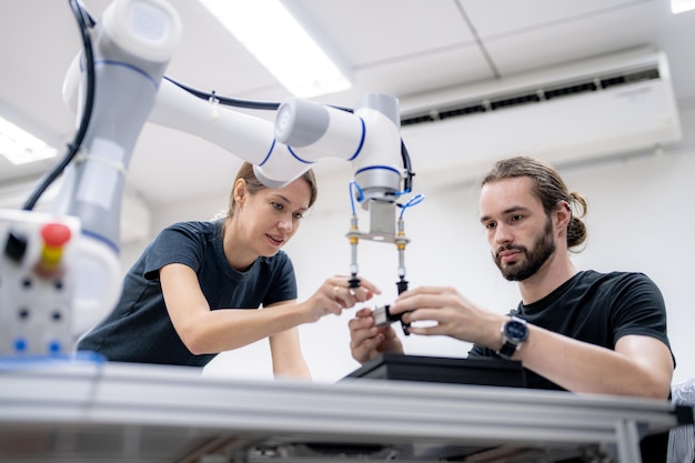 Brazo robótico de alta tecnología con una unidad de procesamiento de computadora de inteligencia artificial en su