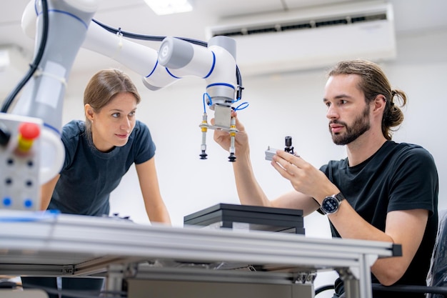 Brazo robótico de alta tecnología con una unidad de procesamiento de computadora de inteligencia artificial en su