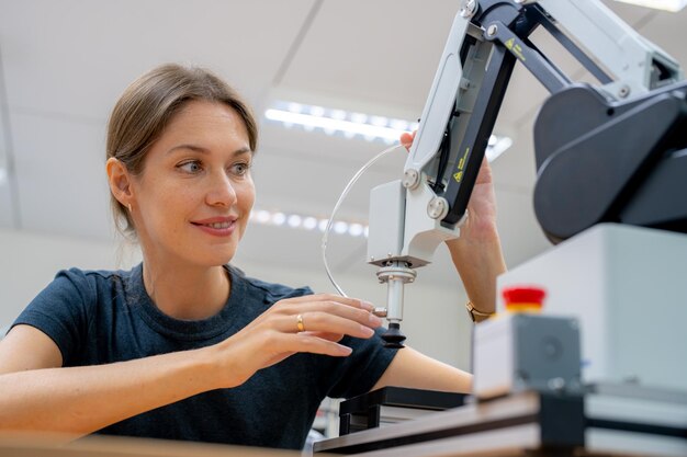 Brazo robótico de alta tecnología con una unidad de procesamiento de computadora de inteligencia artificial en su