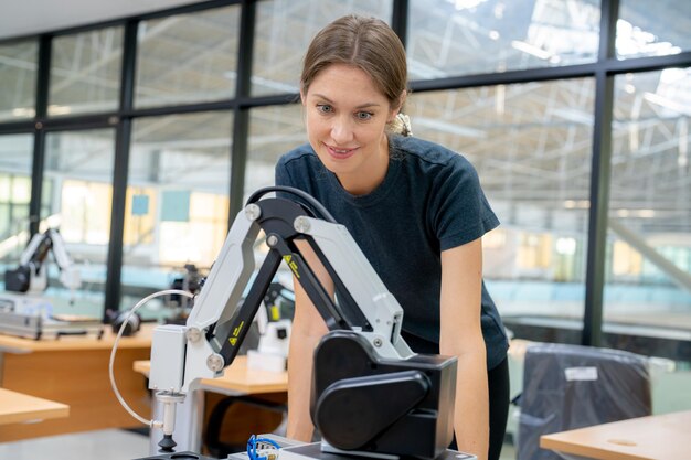 Brazo robótico de alta tecnología con una unidad de procesamiento de computadora de inteligencia artificial en su