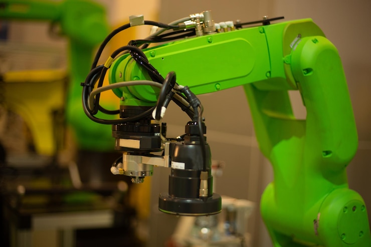 Foto brazo robótico para la automatización de procesos de verificación y prueba con aprendizaje automático de ia. automatización de procesos robóticos en la sala de pruebas de operación.