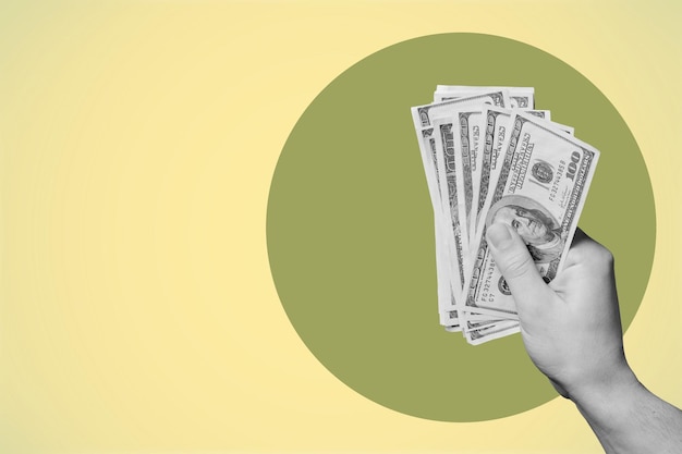 El brazo sube dinero en dólares en el fondo del arte
