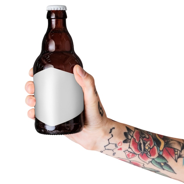 Brazo tatuado sosteniendo una etiqueta de botella de vidrio marrón maqueta transparente png