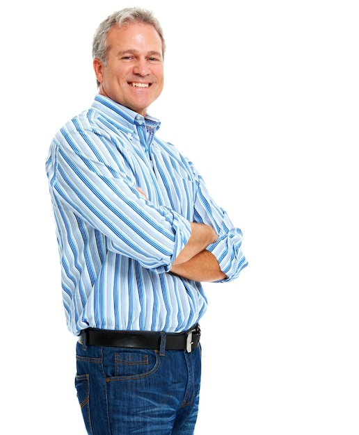 Foto brazos felices cruzados y retrato de hombre en el estudio de moda elegante y confiado sonrisa de felicidad y madurez con modelo masculino senior aislado en fondo blanco para orgullo formal y maqueta