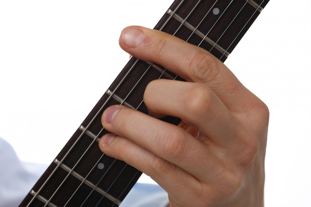 Brazos masculinos que tocan la guitarra eléctrica de forma clásica