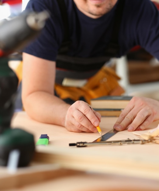 Brazos de trabajador midiendo barra de madera retrato Trabajo manual DIY inspiración mejora trabajo arreglar taller casco amarillo carpintería inicio lugar de trabajo idea casco carrera regla educación industrial