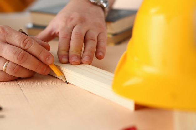 Brazos del trabajador que hacen plan de la estructura en el primer de papel escalado Trabajo manual DIY inspiración mejora trabajo reparación tienda gráfico carpintería inicio lugar de trabajo idea diseñador carrera educación industrial